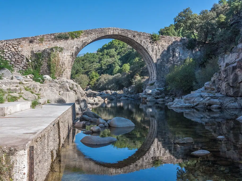 Puente Viejo de Madrigal de la Vera, en la garganta de Alardos (Cáceres).