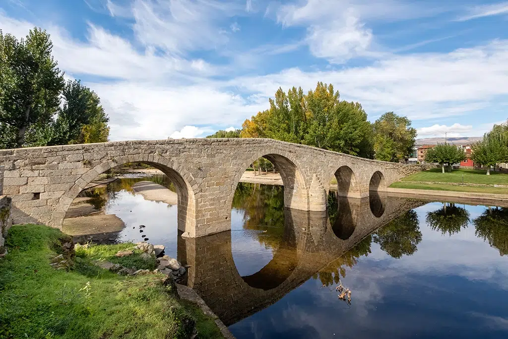 Puente románico de Navaluenga (Ávila) y su zona de baño.