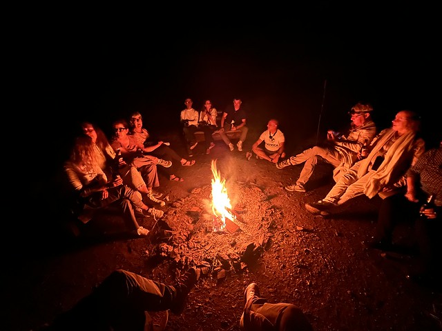 La hoguera es siempre un punto de encuentro entre viajeros