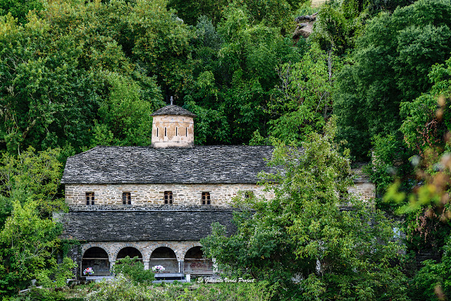 Santa María de Leusa, oculta en el bosque, Albania - El Guisante Verde Project