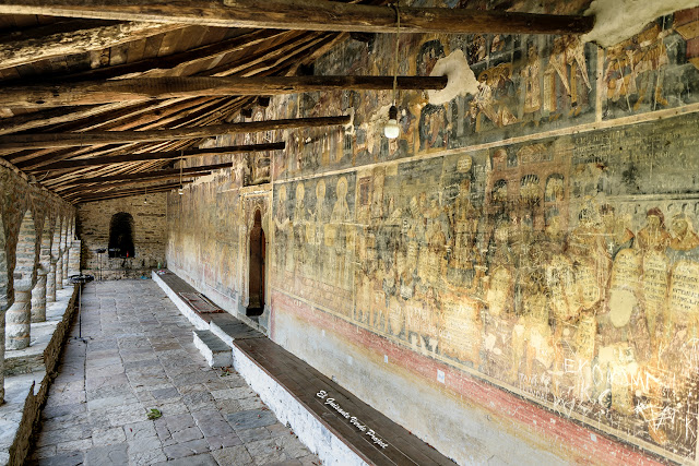Santa María de Leusa, pinturas del pórtico, Albania - El Guisante Verde Project
