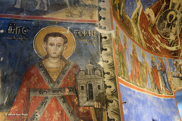 Santa María de Leusa, detalle pinturas santos, Albania - El Guisante Verde Project