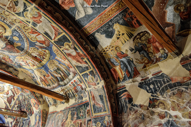 Santa María de Leusa, pinturas desde el segundo piso, Albania - El Guisante Verde Project