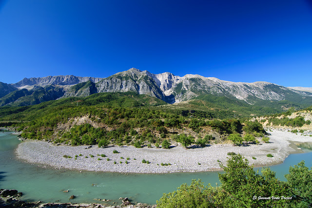 Rio Vjosa y Montañas, Përmet, Albania - El Guisante Verde Project