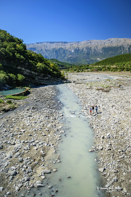 Vista del río desde el puente otomano de Bënjë, Albania - El Guisante Verde Project