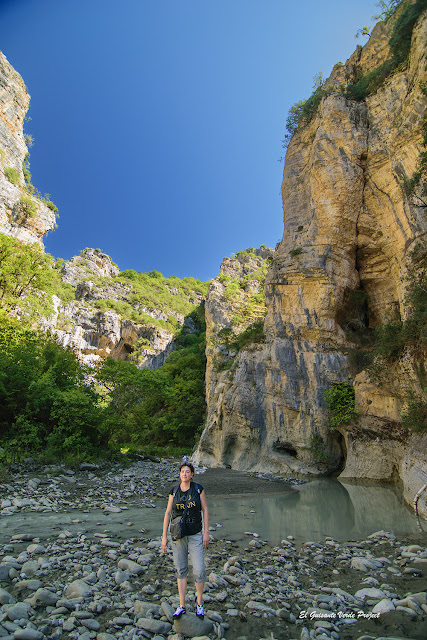 Maribel en el Cañón de Langarica, Albania - El Guisante Verde Project