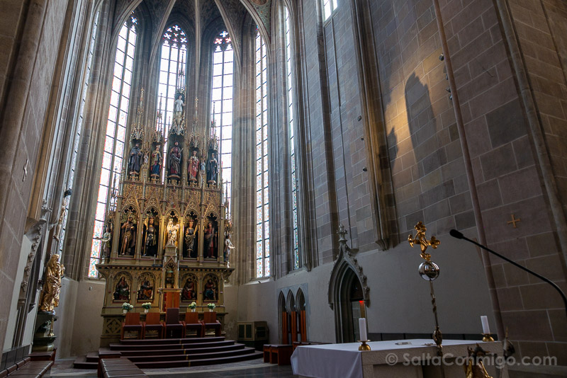 Que Ver en Pilsen Catedral San Bartolome Retablo Madonna