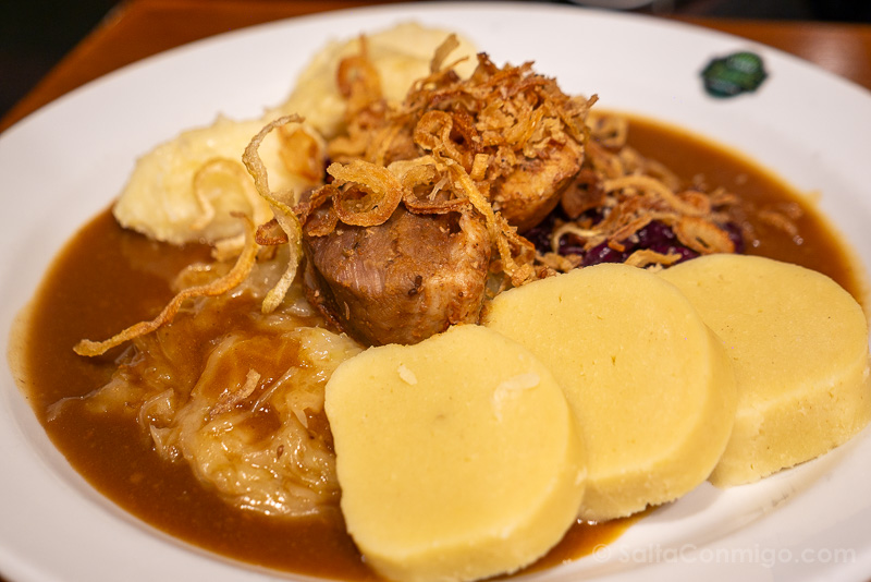 Comer en Pilsen Restaurace U Salzmannu Cerdo Asado Cerveza
