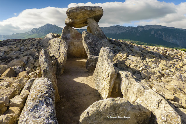 Dolmen Chabola de la Hechicera, detalle del corredor - Elvillar, Álava, por El Guisante Verde Project
