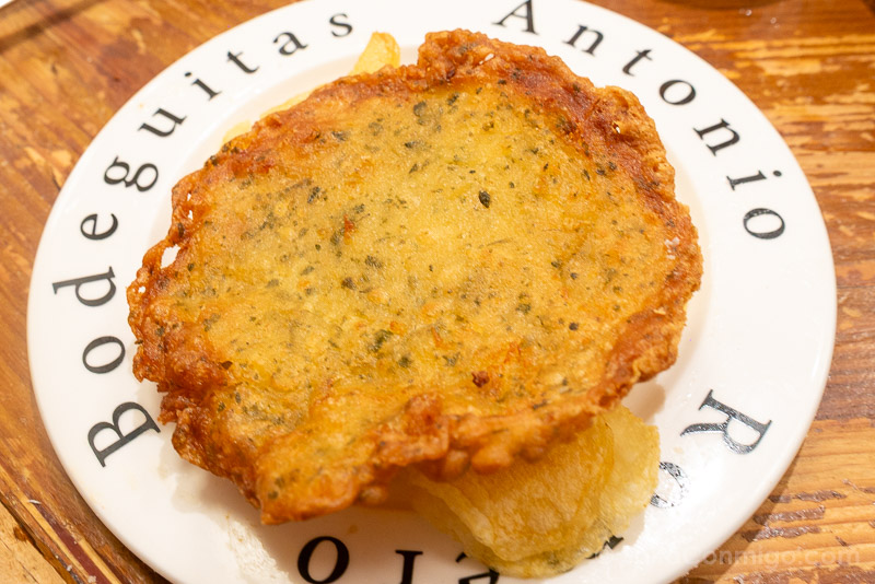 Comer en Sevilla Bodeguita Antonio Romero Tortillita Bacalao