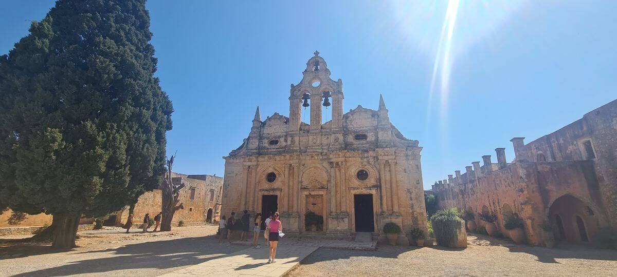 La fachada principal de Arkadi