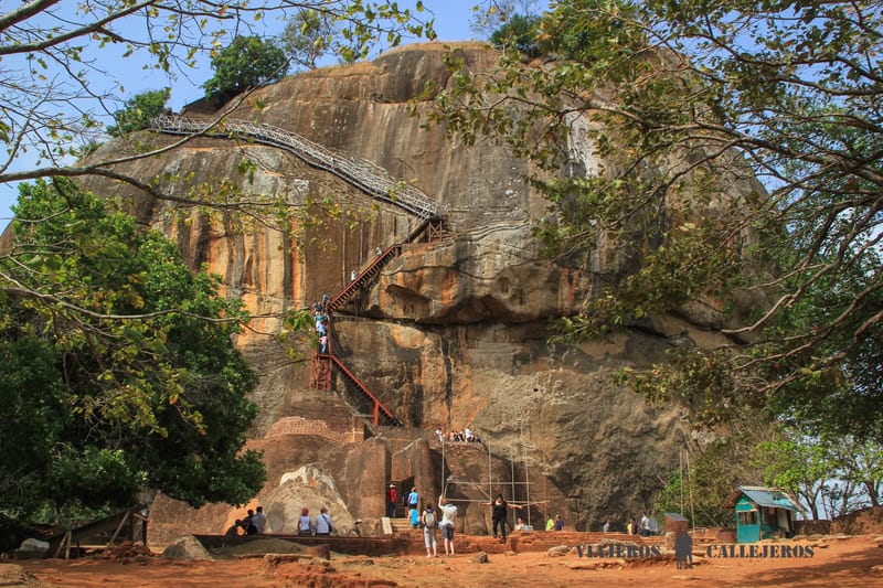 Escaleras a la cima de Sigiriya
