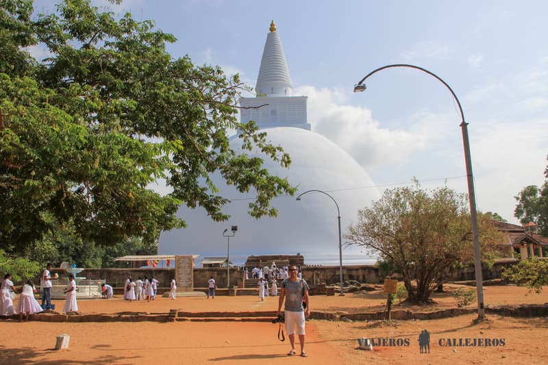 Mirisawetiya en Anuradhapura, uno de los lugares que incluir en un recorrido por Sri Lanka en 10 días