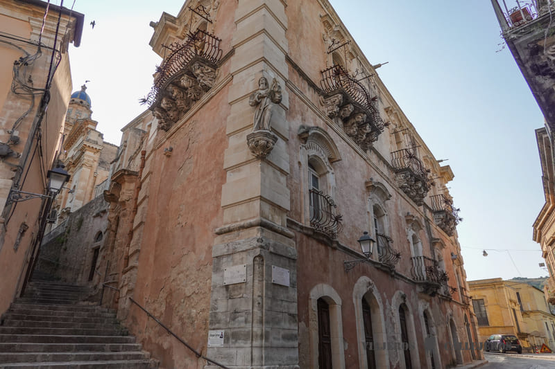 palacio cosentini que visitar en ragusa
