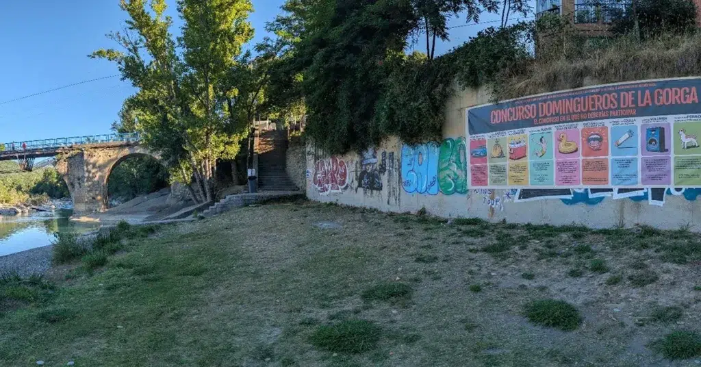 La Gorga de Boltaña, con la lona que detalla las puntuaciones de su original concurso de 'domingueros'.
