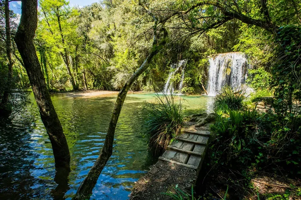 Gorg del Molí dels Murris, en Les Planes d'Hostoles (Girona). Una magnífica piscina natural con cascada en el curso del río Brugent.
