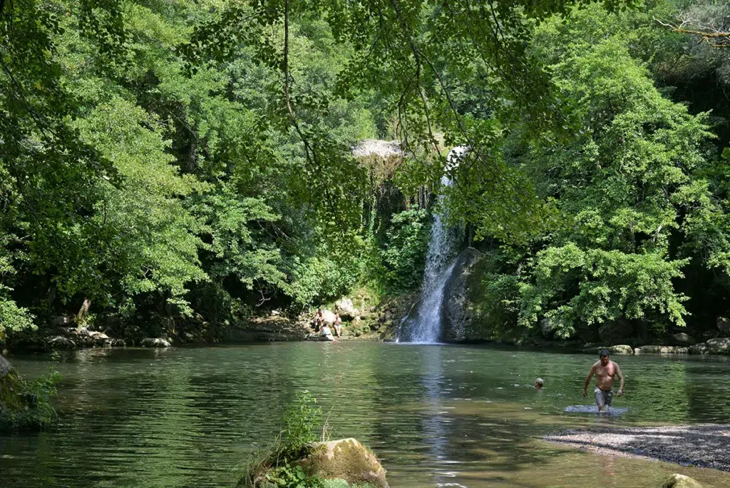 Gorg de Santa Margarida, en Les Planes d'Hostoles (Girona). Una magnífica piscina natural con cascada y rodeada de vegetación.