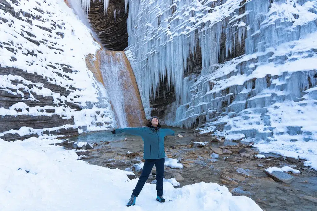 En invierno, la cascada de Orós Bajo parece sacada de Arendell o Invernalia.