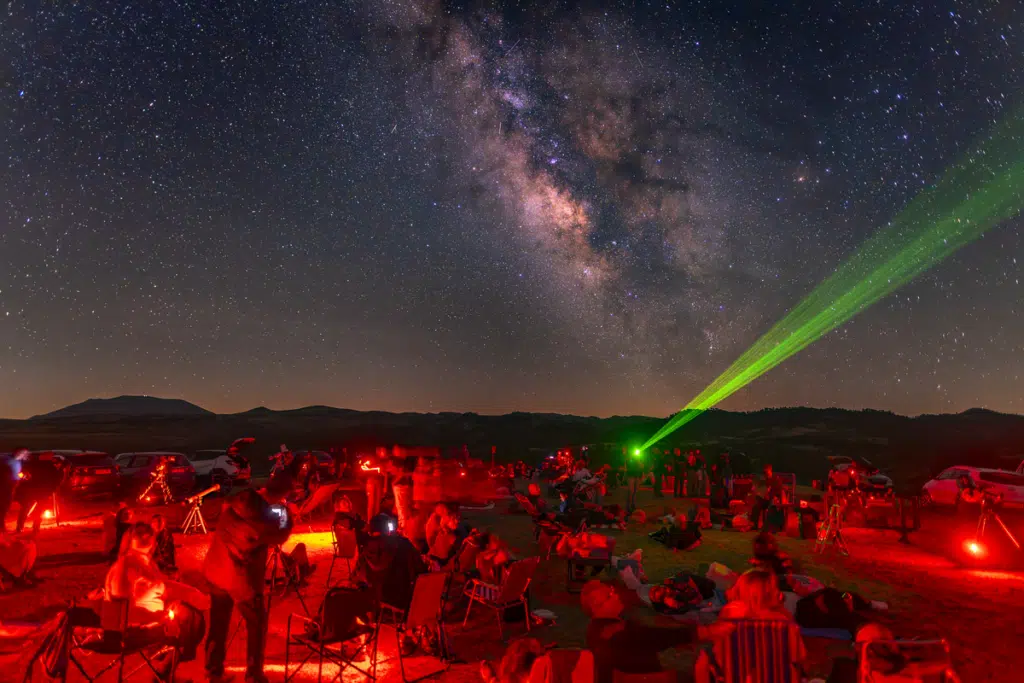 Observación de estrellas en la Star Party de Don Domingo (Santiago-Pontones, Jaén).