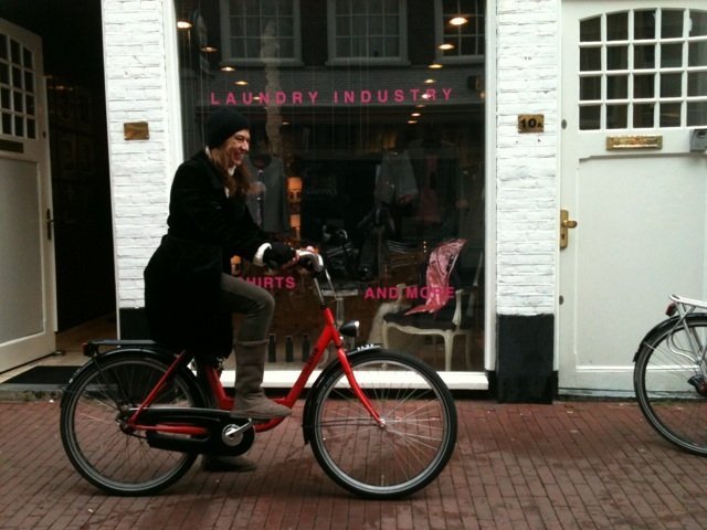 Nani Arenas en bicicleta por Amsterdam