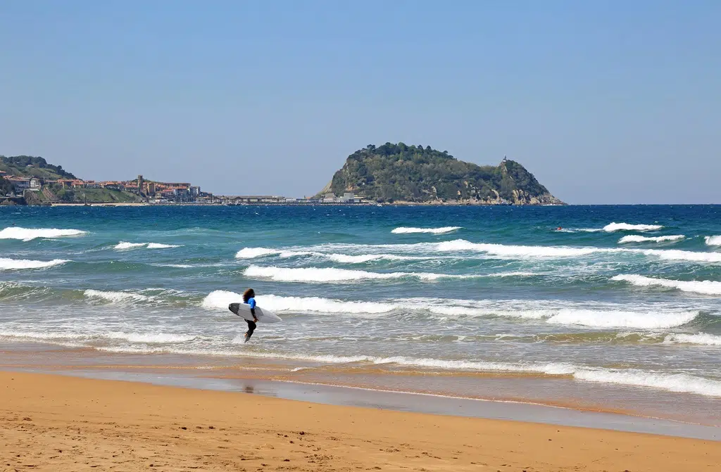 Surf en la playa de Zarautz