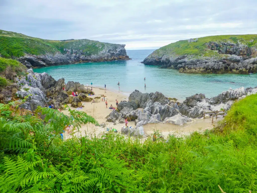 La Islona en la playa de Cué, Asturias
