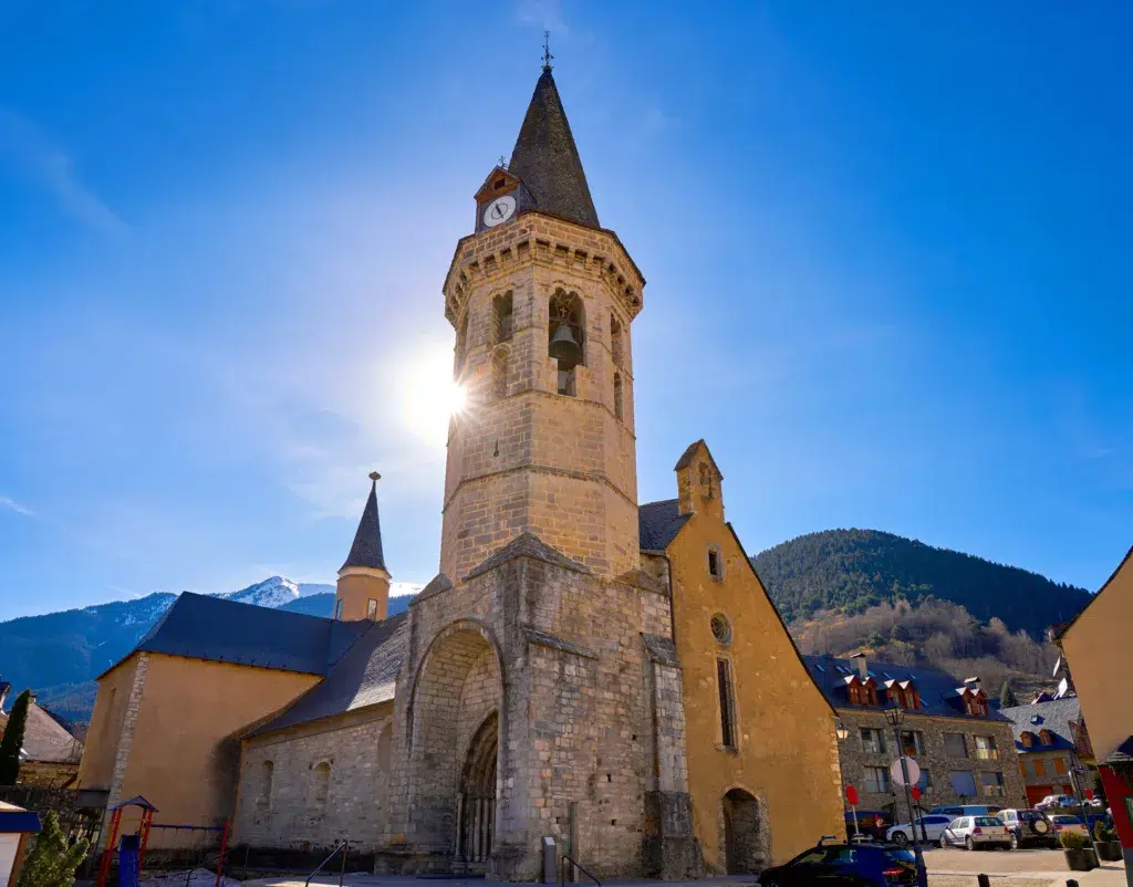 Iglesia de Sant Miquèu, en Vielha. Por lunamarina.