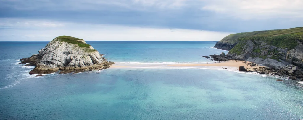 Isla del Castro frente a la playa de Covachos, en Cantabria