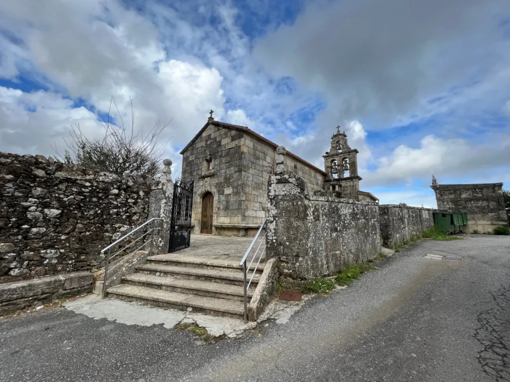 Iglesia de Santiago de la Puebla del Deán en A Pobra do Caramiñal. Por CDN.