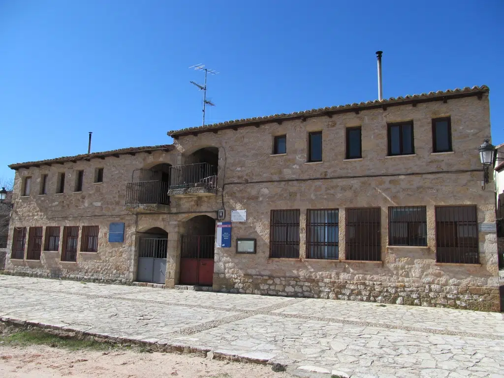 El colegio en Atienza del que dependen las aulas más cercanas para los estudios de infantil y primaria. Por Oilisab (Wikipedia)
