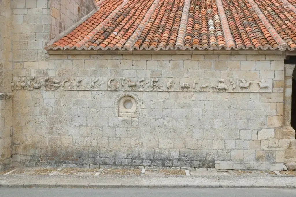 Friso de la iglesia de Campisábalos. Por Reinhardhauke (Wikipedia)