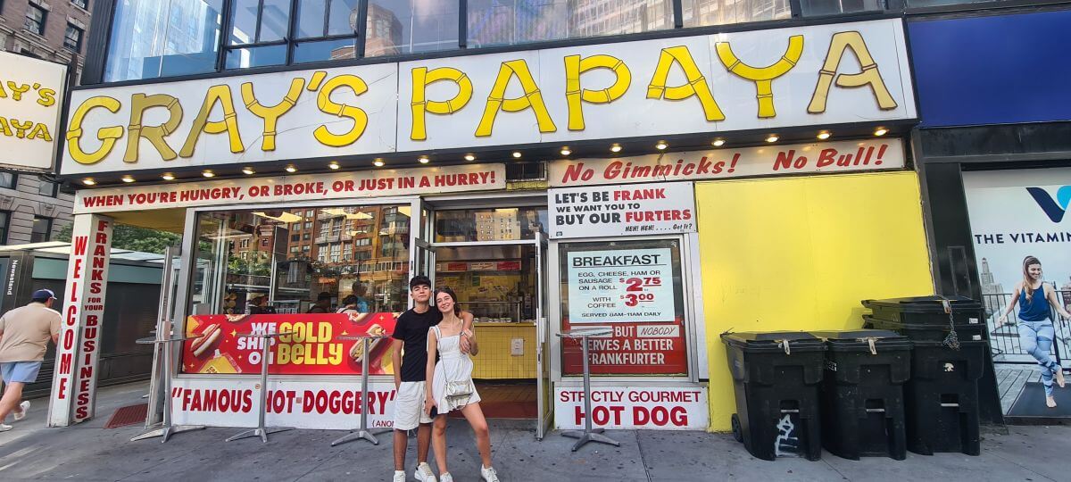 Gray's Papaya, para desayunar antes de ir a Central Park Gray's Papaya, para desayunar antes de ir a Central Park