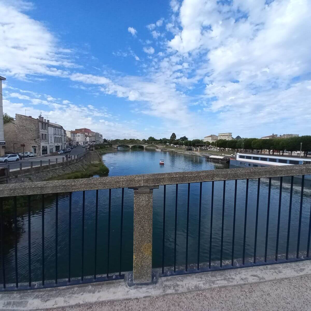 Río Charente a su paso por Saintes Río Charente a su paso por Saintes