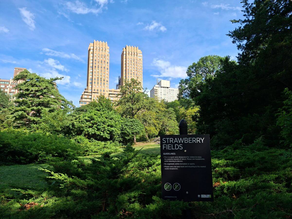 Strawberry Fields con el edificio Dakota al fondo Strawberry Fields con el edificio Dakota al fondo