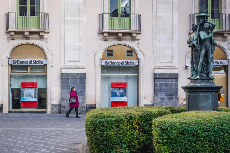 Cajero en el banco en Catania