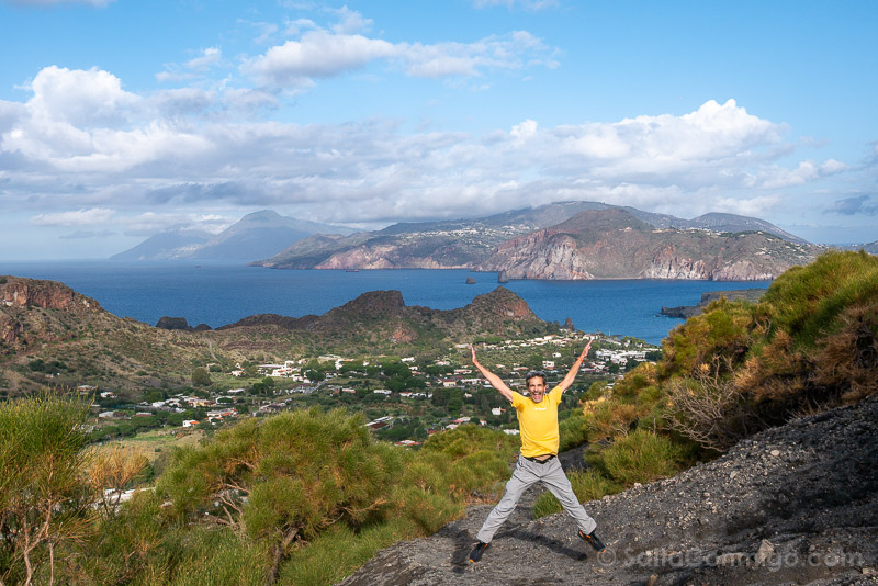 Saltando en la ladera del volcán Vulcano Guia Islas Eolias Vulcano Salto