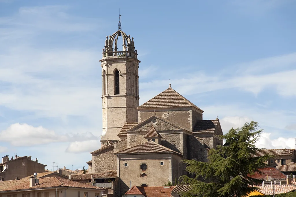 Iglesia de Santa María, en Moià (Barcelona), con su impresionante torre octogonal.