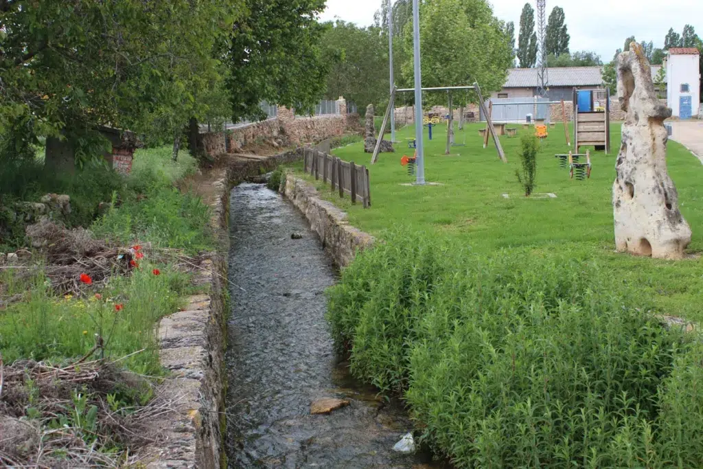 Área de recreo junto al arroyo Navares, en Navares de Enmedio (Segovia).