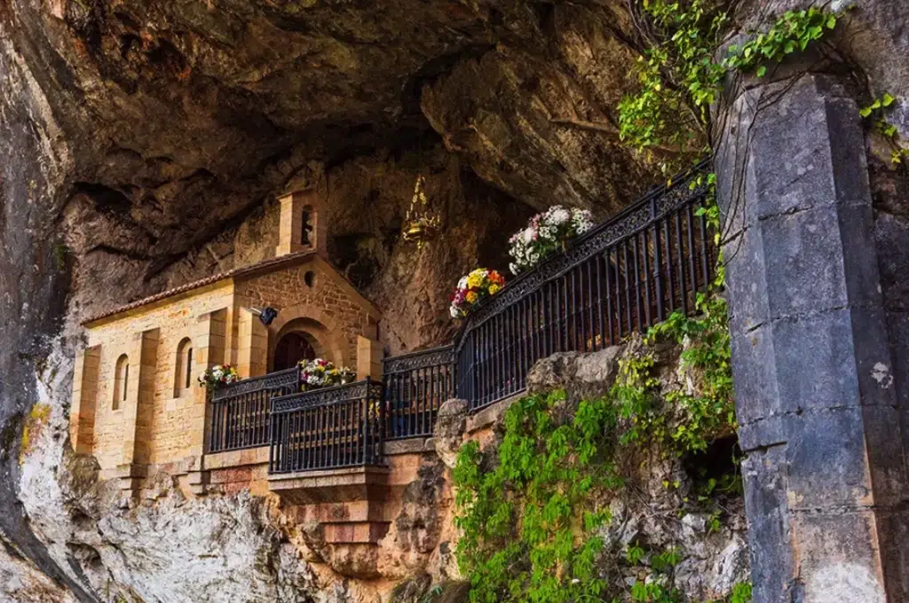 La cueva de la virgen de Covadonga (Asturias). Por M. Perfectti.