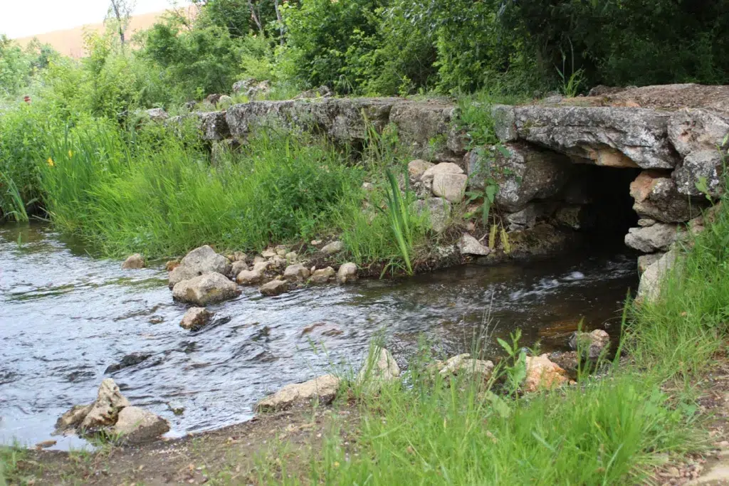 El puente de San Roque, uno de los rincones con encanto de Navares de Enmedio (Segovia).