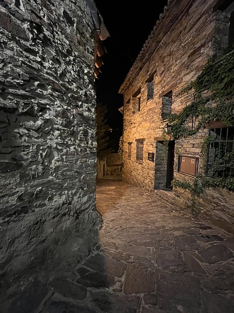 Calle iluminada de Patones de Arriba