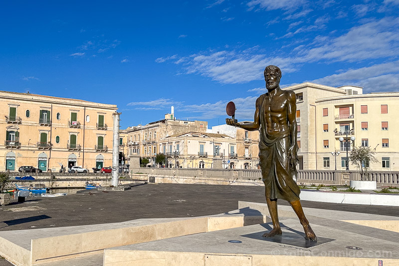 Ruta por Ortigia Siracusa Sicilia Estatua Arquimedes