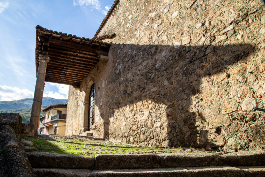 Iglesia de San Lorenzo Martir en Garganta la Olla. Por Nandi Estévez.