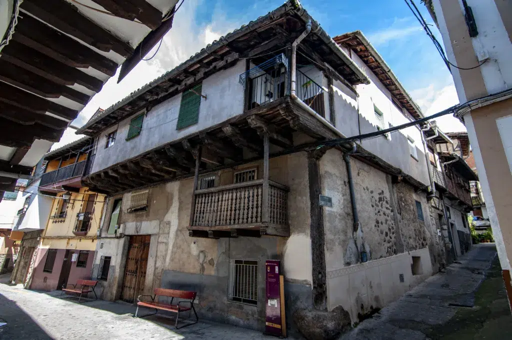 Arquitectura clásica en Garganta la Olla. Por Jose Antonio.