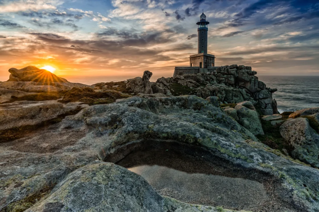 Faro de Punta Nariga, en A Coruña. Por makasana photo.