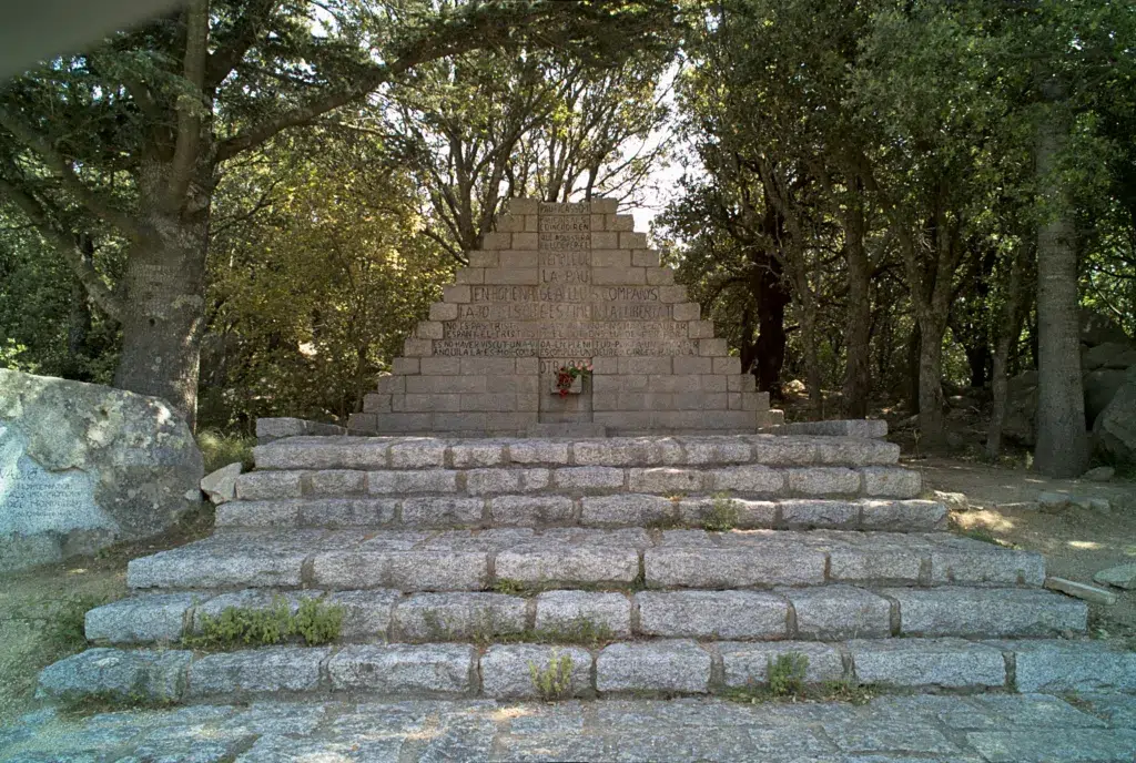 Homenaje a Lluís Companys en el Coll de Manrella. Por Bertrand GRONDIN (Wikimedia Commons)