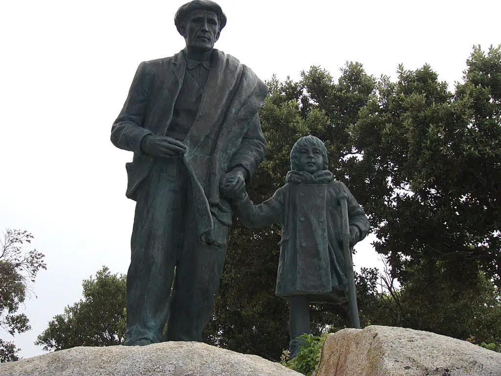 Escultura de exiliados republicanos en La Vajol (Girona). Por Bertrand GRONDIN (Wikimedia Commons)