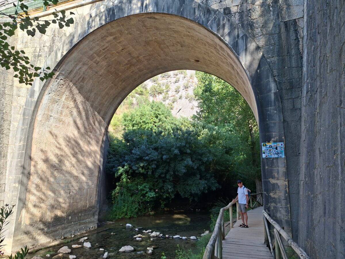 Pasarela de camino a la Cueva del Gato