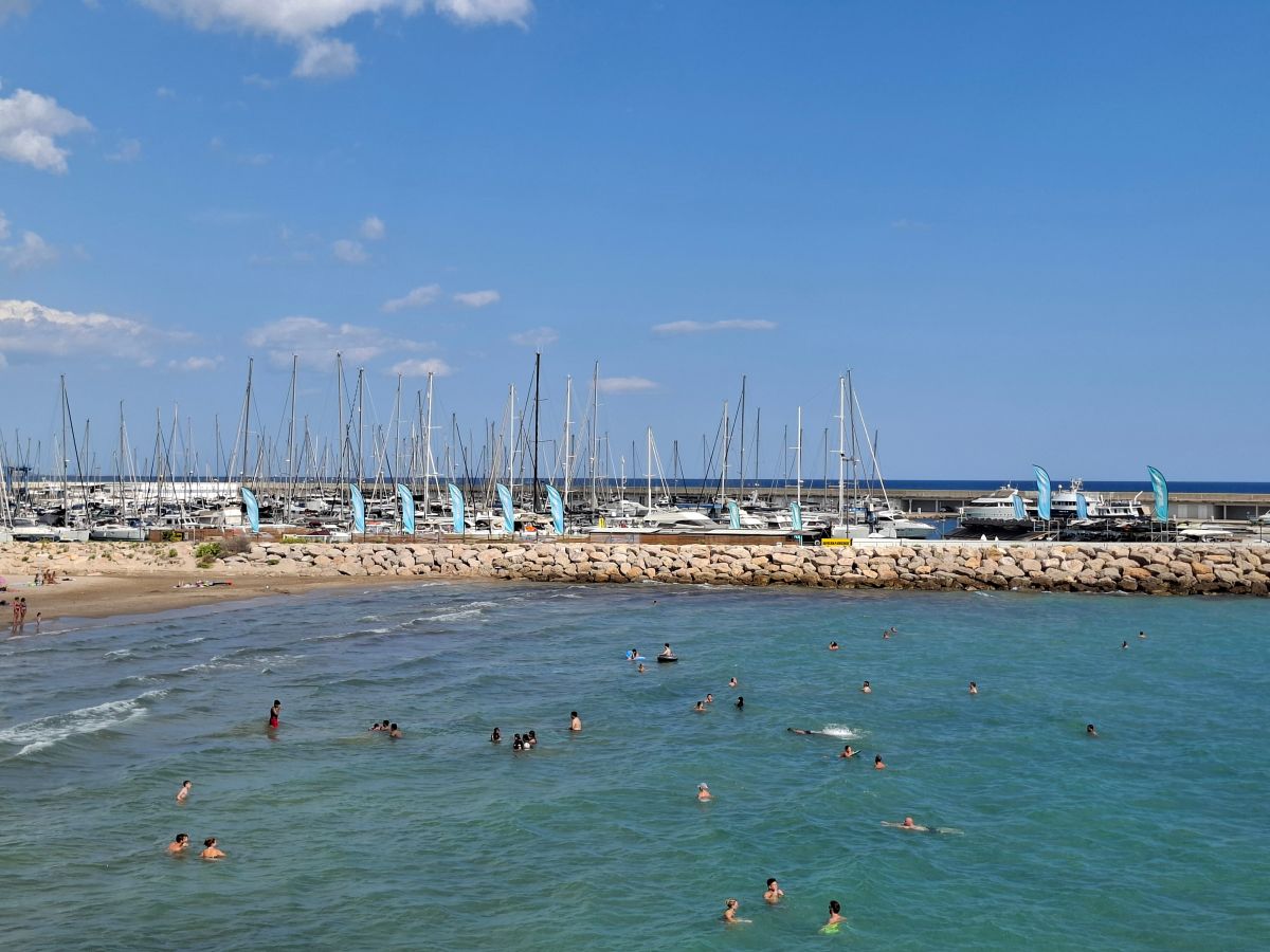 Puerto deportivo en la playa de la Pallisseta