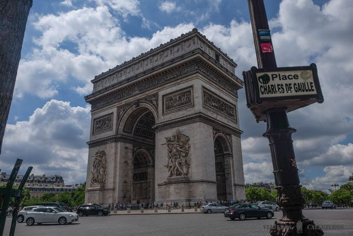 Arco del Triunfo de París en un día